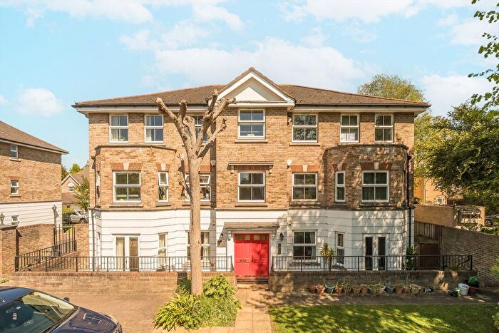 2 Bedroom Flat To Rent In Upper Richmond Road, Putney, SW15