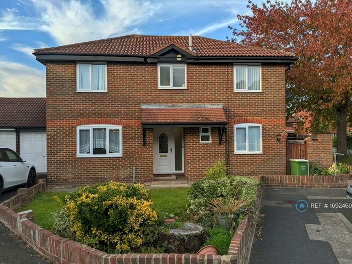 4 Bedroom Detached House To Rent In Abbotswood Close, Belvedere, DA17