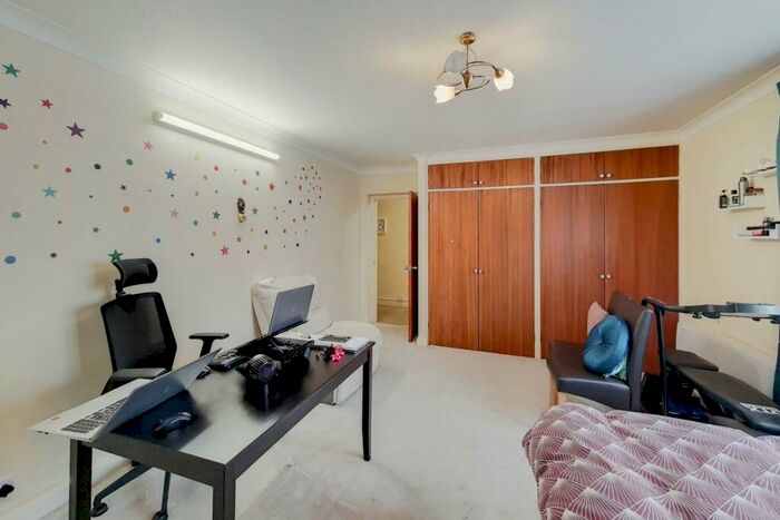 2 Bedroom Flat To Rent In Roxborough Avenue, Harrow, HA1