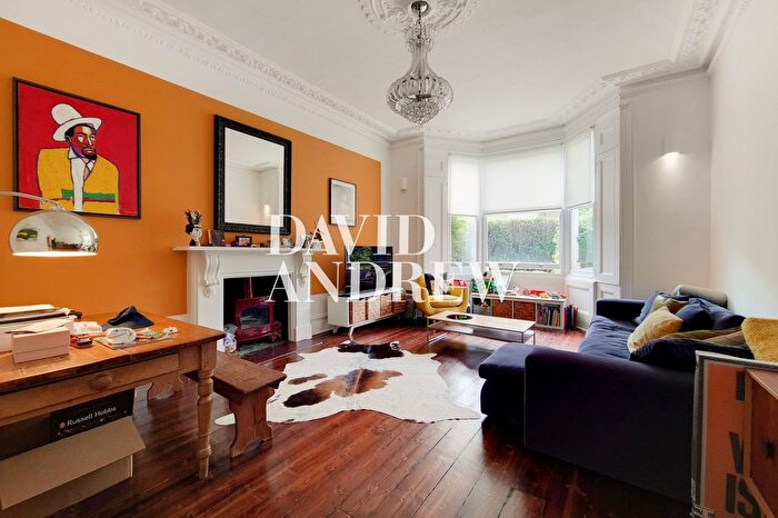 2 Bedroom Flat For Sale In Green Lanes, London, N4