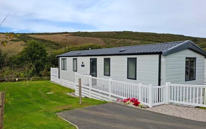 2 Bedroom Mobile/park Home For Sale In Mawgan Porth, Newquay, TR8