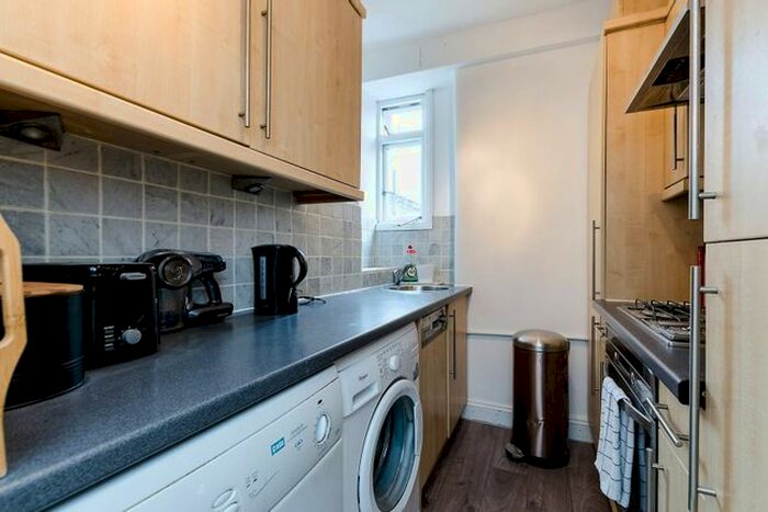 2 Bedroom Flat To Rent In Tavistock Place, Bloomsbury, London, WC1H
