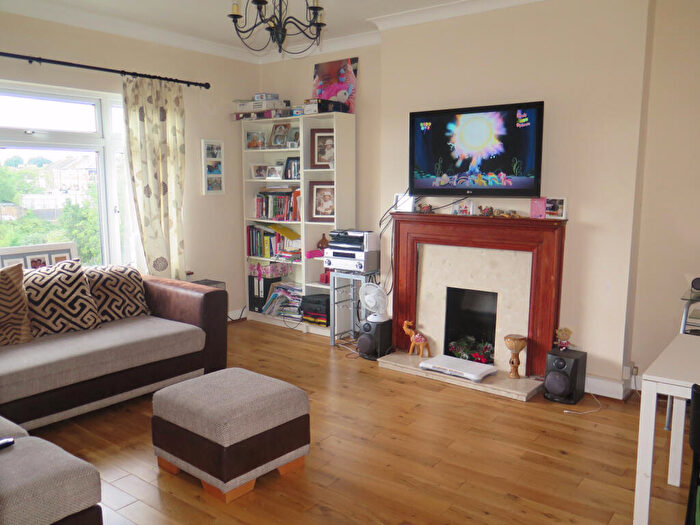 2 Bedroom Flat To Rent In Station Road, London, N11