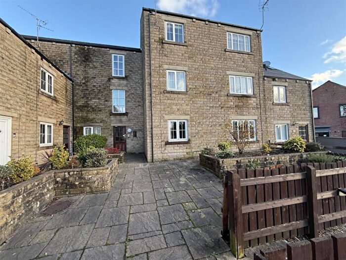 2 Bedroom Apartment For Sale In Lauren Close, Springhead, Oldham, OL4