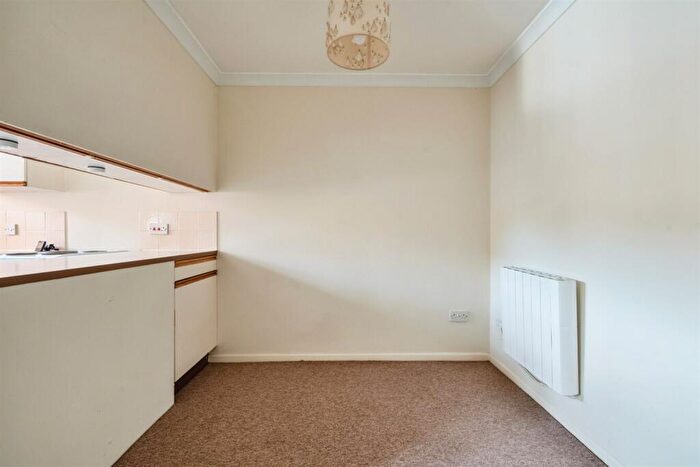 1 Bedroom Flat To Rent In Caernarvon Road, Chichester, PO19