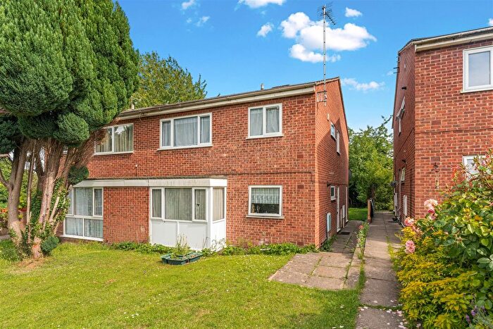 2 Bedroom Maisonette For Sale In Lodge Close, Banbury - Investment Buyers Only, OX16