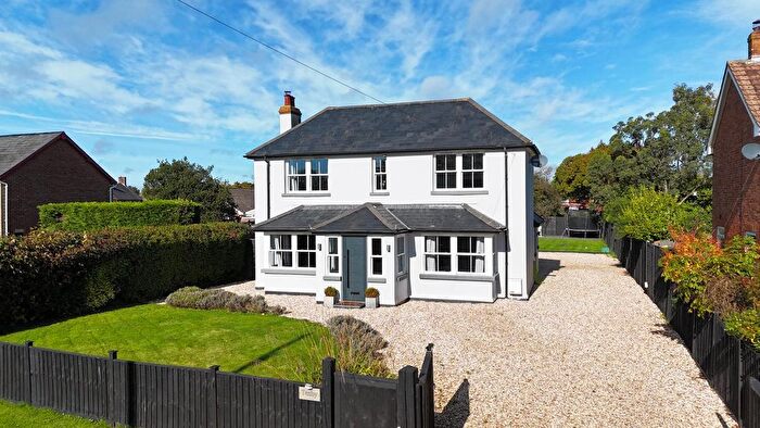 4 Bedroom Detached House For Sale In Middle Road, Tiptoe, Lymington, SO41