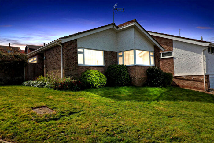 2 Bedroom Detached Bungalow For Sale In Drakes Way, Rayleigh, SS6