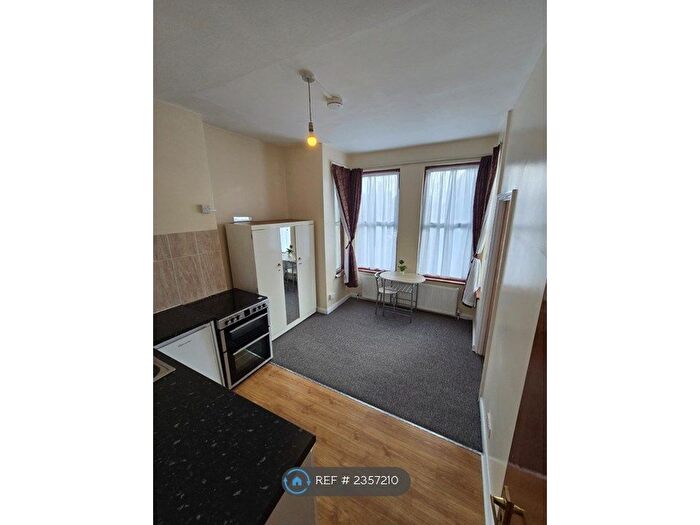 Studio To Rent In Belmont Road, London, N15