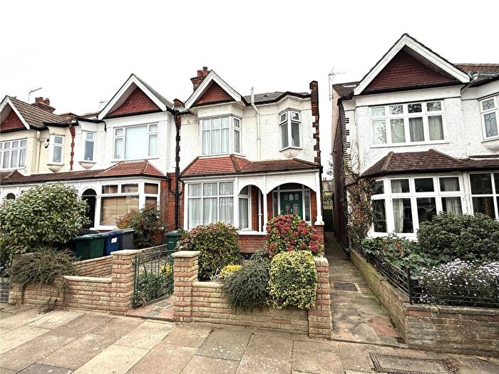 3 Bedroom End Of Terrace House For Sale In Holdenhurst Avenue, London, N12