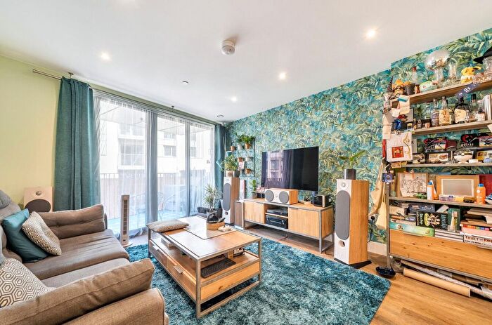 1 Bedroom Flat For Sale In Ascot House, Mill Mead, Staines, TW18