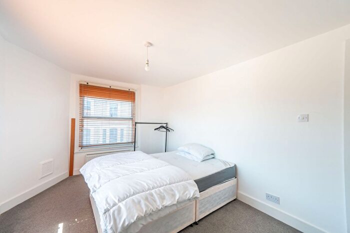 3 Bedroom Flat To Rent In Earls Court, London, SW5