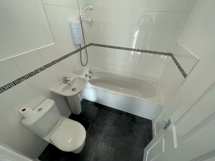 2 Bedroom Apartment To Rent In High Street, Blackwood, NP12