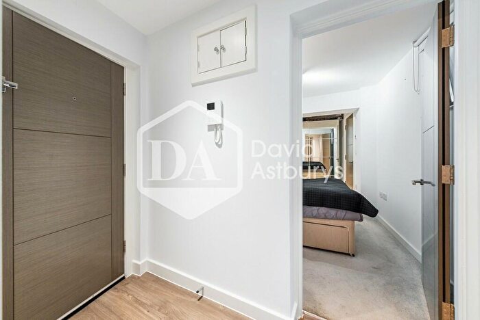 1 Bedroom Apartment To Rent In Dollis Mews, Finchley Central, London, N3