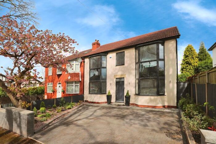 4 Bedroom Semi-Detached House To Rent In Ashbourne Grove, Whitefield, Manchester, M45