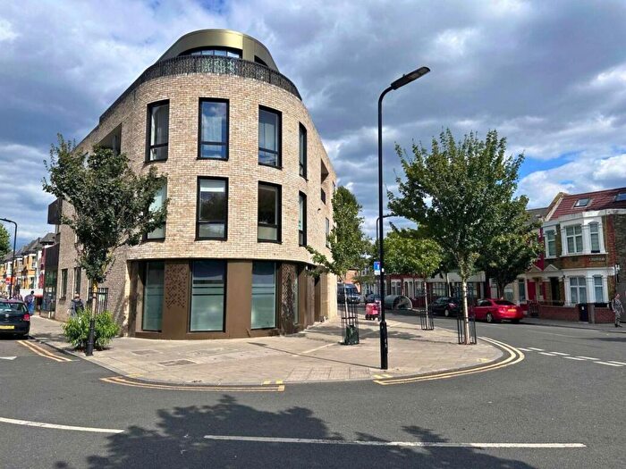 2 Bedroom Flat For Sale In Millfields Road, Hackney, London, E5