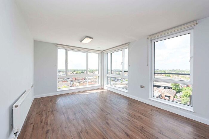 2 Bedroom Flat To Rent In Trs Apartments The Green, Southall, London, UB2
