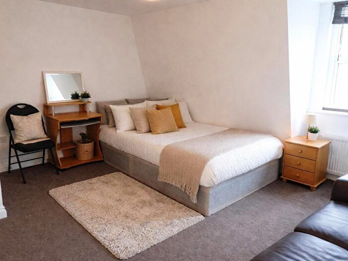 Studio To Rent In Whitefield Tce, Flat, PL4