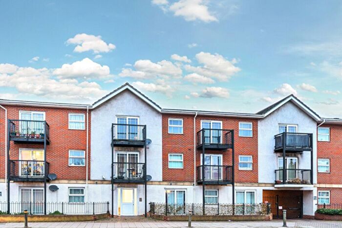 2 Bedroom Flat For Sale In Croydon Road, Beckenham, Kent, BR3