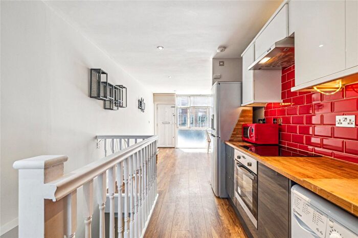 2 Bedroom Flat To Rent In Garratt Lane, SW18