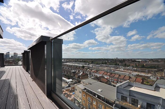 3 Bedroom Flat To Rent In (th Floor) Charter House, High Road, Ilford, IG1