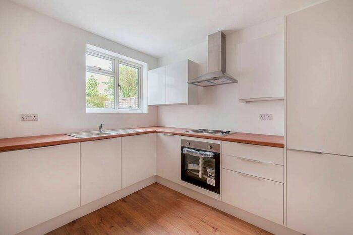 2 Bedroom Detached House To Rent In High Road, Bushey, WD23