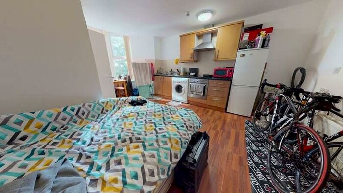 1 Bedroom Flat To Rent In St Michael`s Lane, Headingley, Leeds, LS6