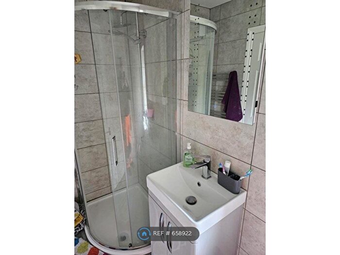 5 Bedroom Semi-Detached House To Rent In Dewsbury Road, Wakefield, WF2