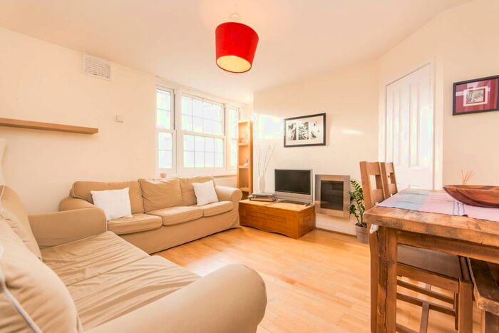 3 Bedroom Flat To Rent In Emlyn Gardens, Wendell Park, London, W12