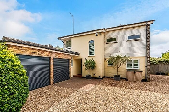 4 Bedroom Detached House For Sale In The Glade, Fetcham, KT22