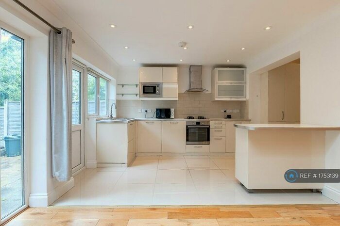 4 Bedroom Semi-Detached House To Rent In Cambridge Road, New Malden, KT3