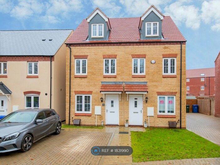3 Bedroom Semi-Detached House To Rent In Redcar Road, Bicester, OX26