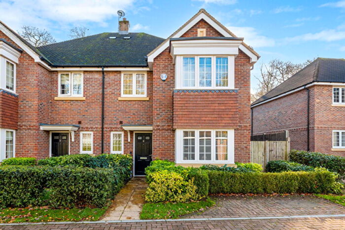 4 Bedroom Semi Detached House For Sale In Stanton Grove, Tadworth, Surrey, KT20