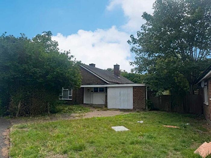 3 Bedroom Bungalow For Sale In Longheath Gardens, Croydon, Greater London, CR0