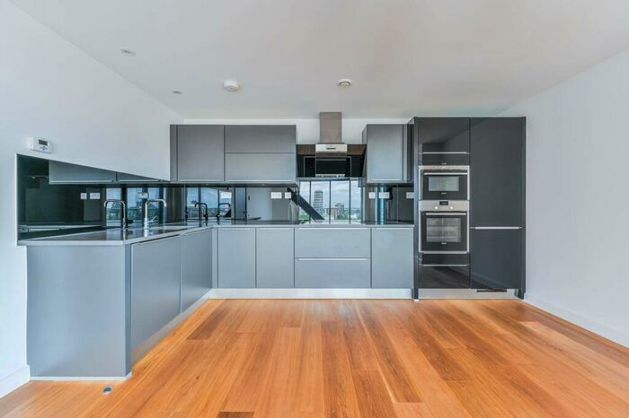 2 Bedroom Flat To Rent In St Johns Hill, Clapham Junction, London, SW11