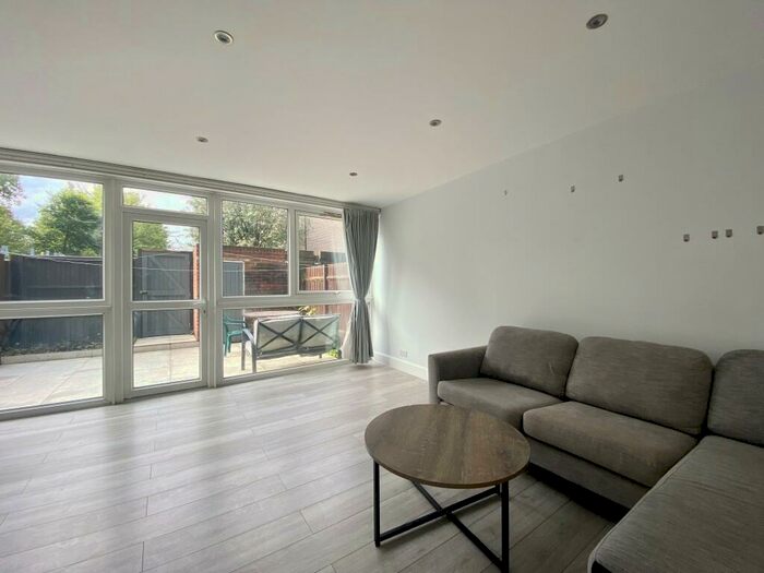 3 Bedroom Flat To Rent In Marlborough Road, Upper Holloway, N19