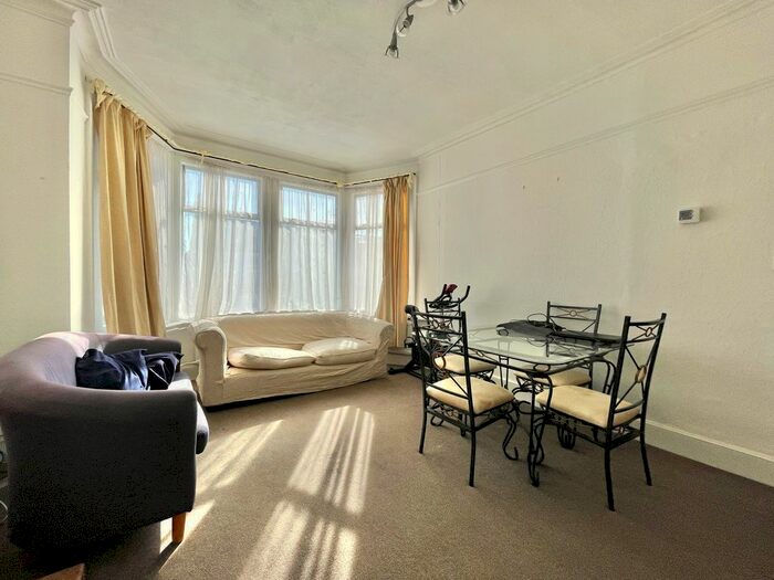 2 Bedroom Maisonette To Rent In Princes Avenue, Finchley, London, N3