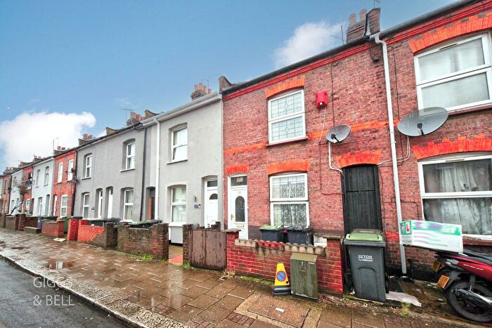 3 Bedroom Terraced House For Sale In Oak Road, Luton, Bedfordshire, LU4