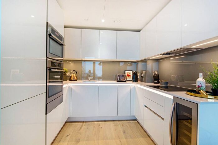 1 Bedroom Flat To Rent In Lombard Wharf, Battersea, London, SW11