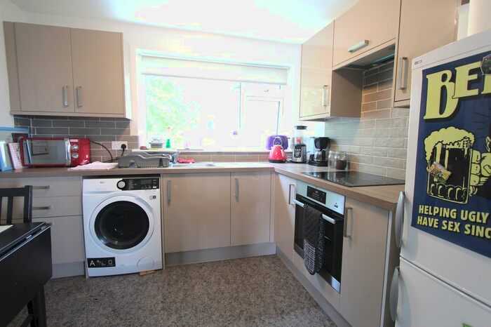 2 Bedroom Flat To Rent In Gledhow Wood Road, Roundhay, Leeds LS8