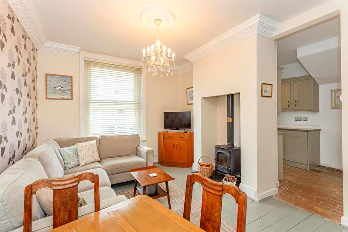 2 Bedroom House To Rent In Beach Road, Seaton, EX12