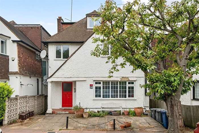 1 Bedroom Flat For Sale In The Park, Golders Hill Park, NW11