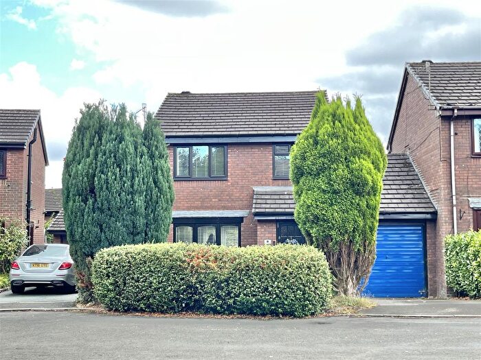4 Bedroom Link Detached House For Sale In The Paddock, Hollingworth, SK14