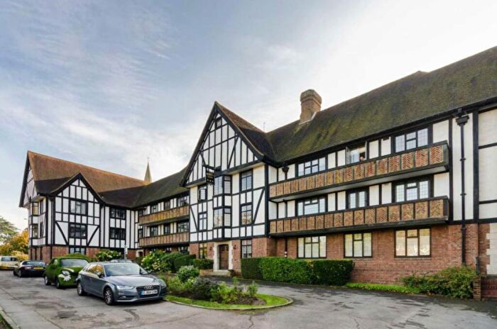 2 Bedroom Flat To Rent In Queens Close, Esher, KT10