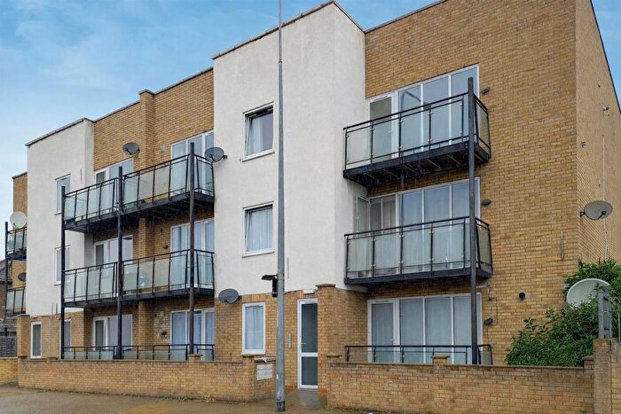 2 Bedroom Flat To Rent In Newham Way, London, E6