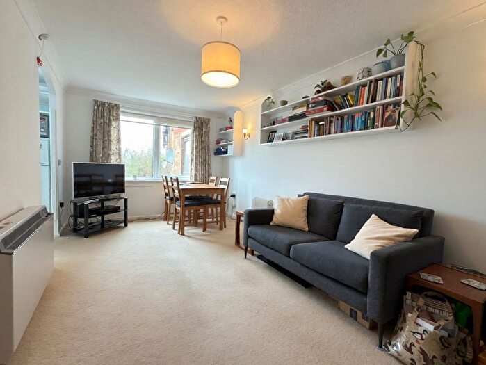 1 Bedroom Flat To Rent In Stokes Court, Diploma Avenue, N2