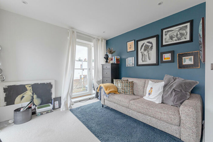 2 Bedroom Apartment To Rent In Taybridge Road, London, SW11