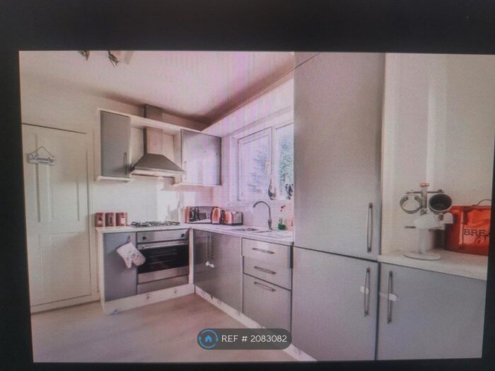 3 Bedroom Semi-Detached House To Rent In Ferrand Avenue, Bradford, BD4