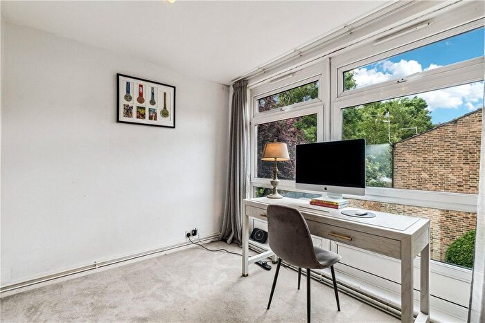 2 Bedroom Flat To Rent In Bell Drive, London, SW18