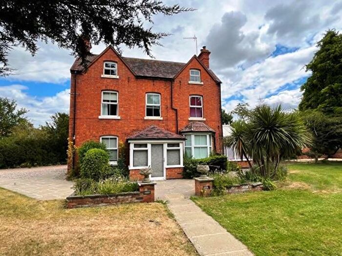 4 Bedroom Detached House To Rent In High Street, Broom, B50